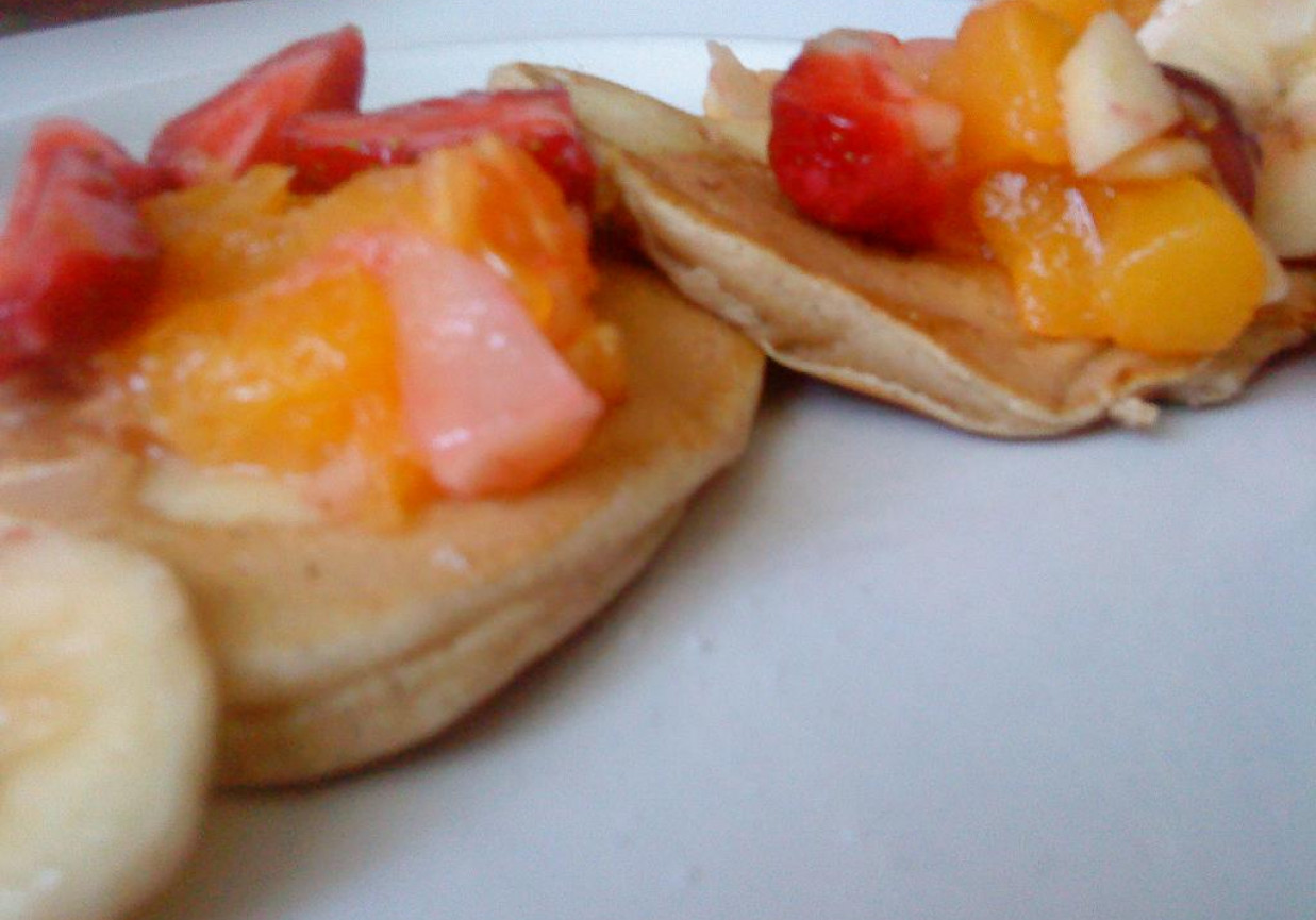 Dietetyczne racuchy z sałatką owocową foto
