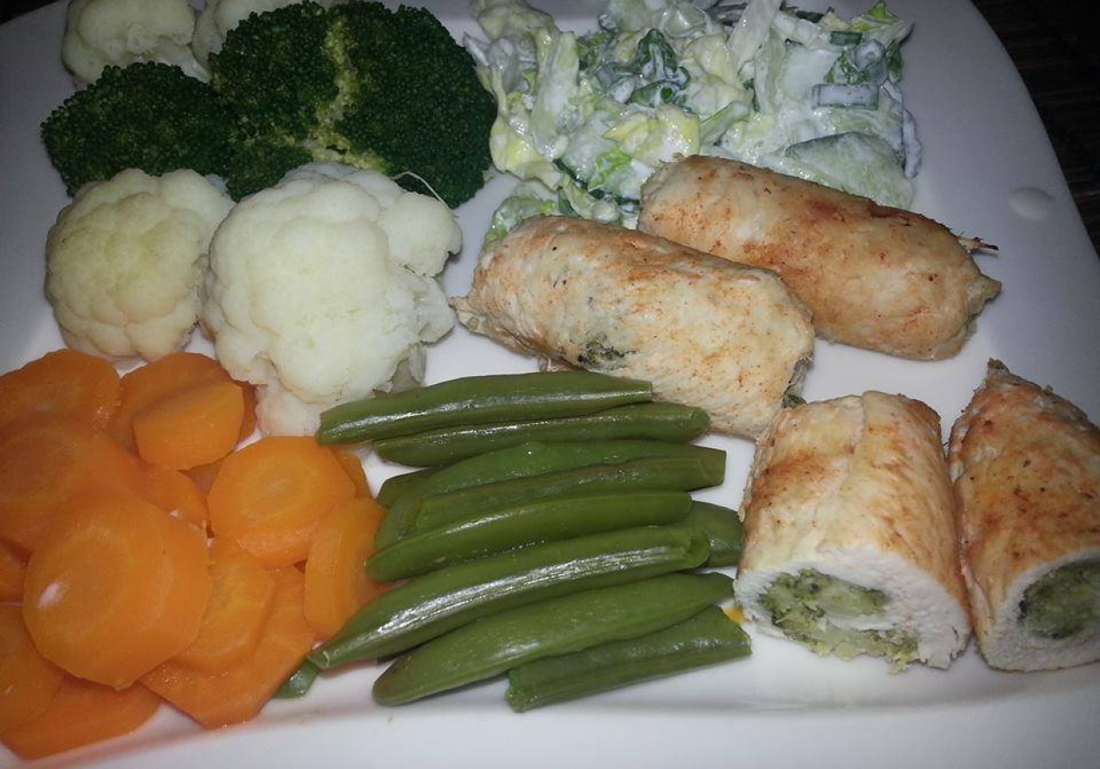 Dietetyczne Roladki drobiowe z brokułem. foto