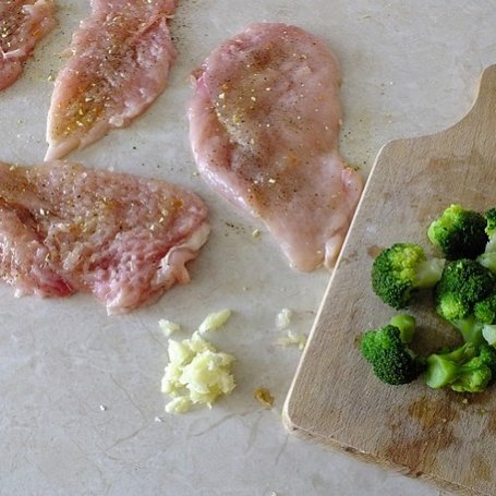 Krok 1 - Dietetyczne roladki drobiowe z brokułem foto