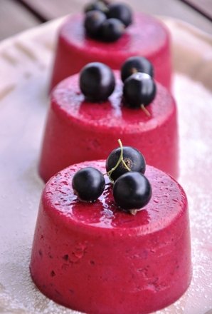 Fotografia przedstawiająca Dietetyczne serniczki na zimno z czarną porzeczką
