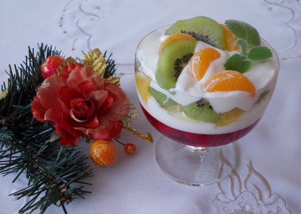 Fotografia przedstawiająca Dietetyczny deser z owocami i kefirem.