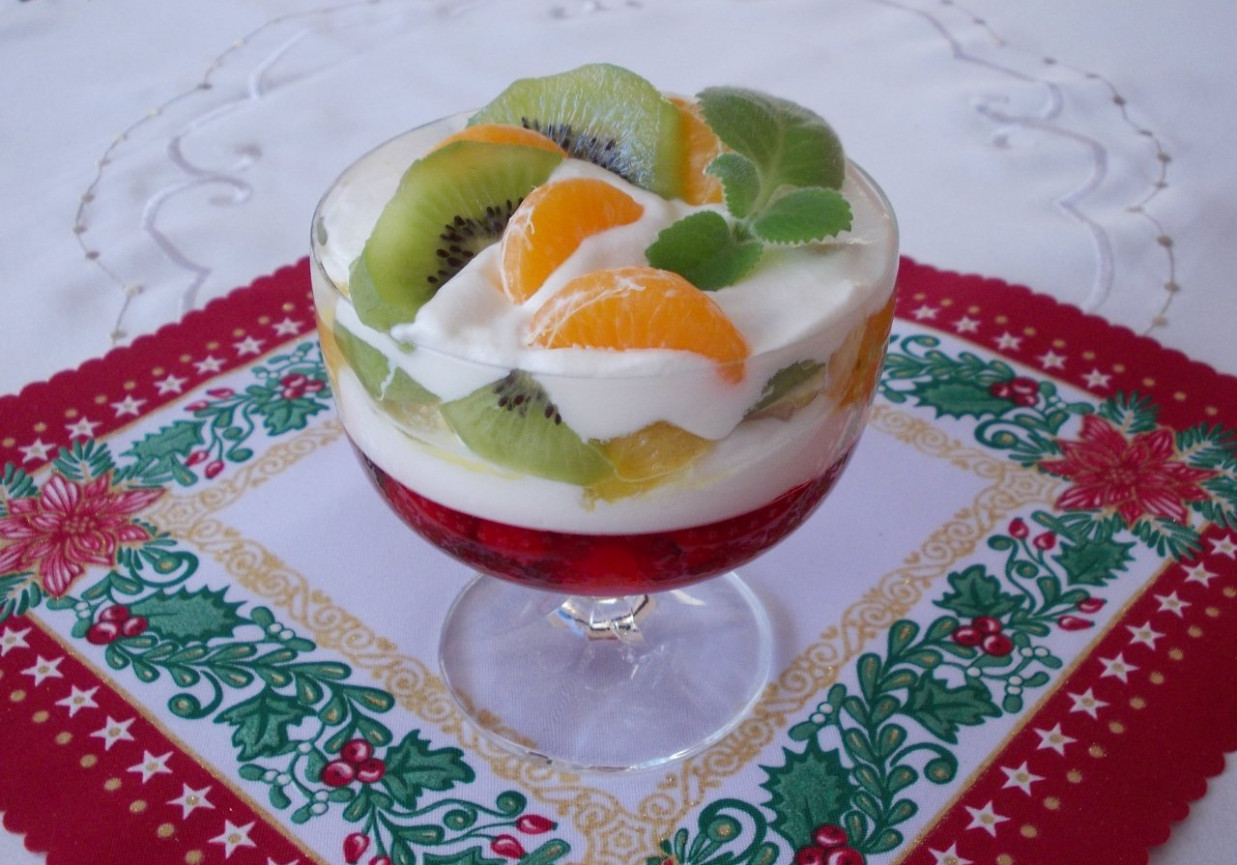 Dietetyczny deser z owocami i kefirem.  foto