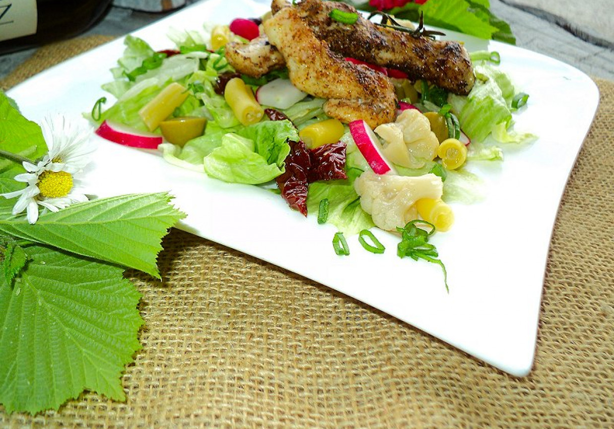 Dietetyczny filet z grilla w ziołach z zieleniną  foto