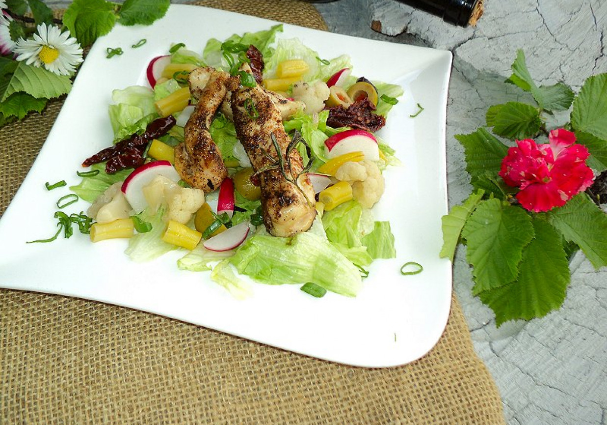 Dietetyczny filet z grilla w ziołach z zieleniną  foto