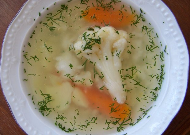 Fotografia przedstawiająca Dietetyczny rosół warzywny z ryżem