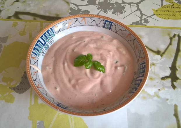 Fotografia przedstawiająca Dip jogurtowo-ketchupowy z bazylią