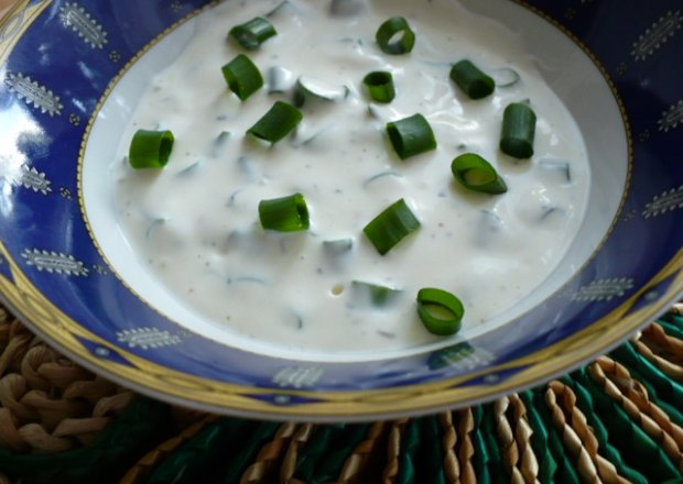 Fotografia przedstawiająca dip jogurtowo - szczypiorkowy