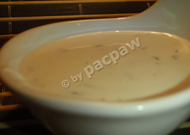 Fotografia przedstawiająca Dip jogurtowy o smaku czosnkowo-koperkowym