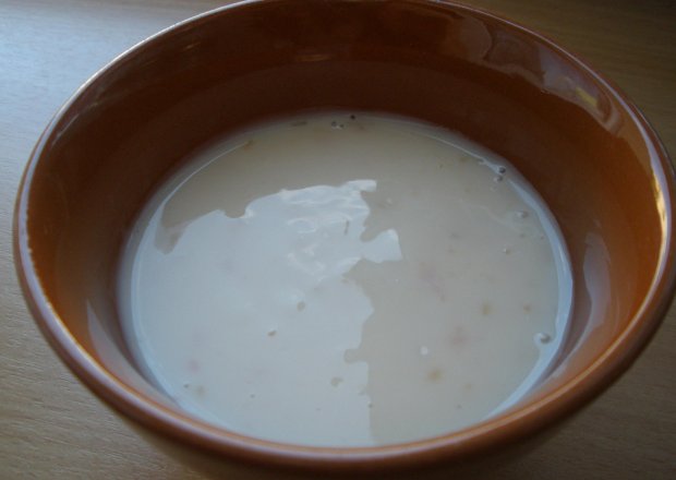 Fotografia przedstawiająca Dip jogurtowy ze słodkim sosem chili
