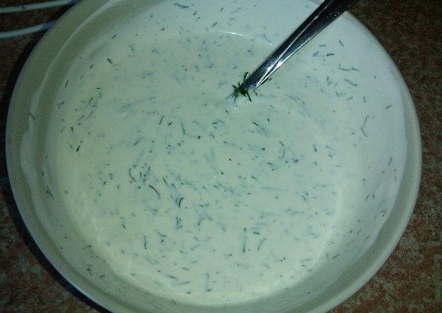 Fotografia przedstawiająca Dip majonezowo-jogurtowy z koperkiem i kolorowym pieprzem