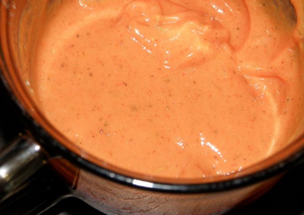 Fotografia przedstawiająca Dip pomidorowo-paprykowy na jogurcie