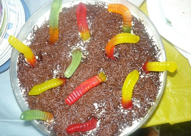 Fotografia przedstawiająca Dirt cake - ciasto z dżdżownicam