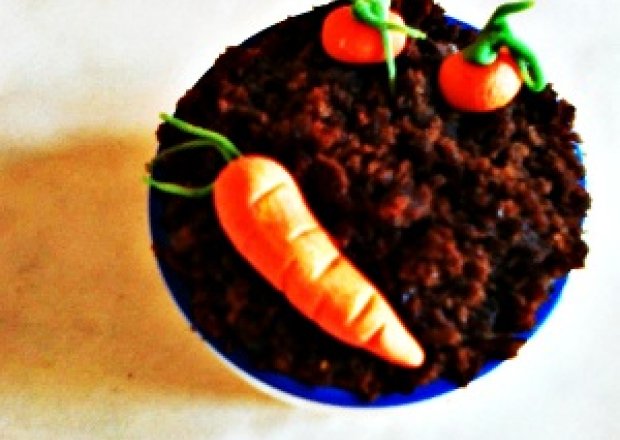 Fotografia przedstawiająca Dirt cake- ziemiste ciasto