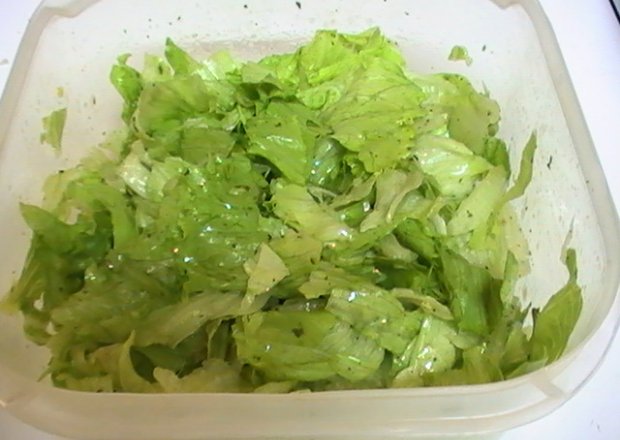 Fotografia przedstawiająca do obiadu sałata lodowa
