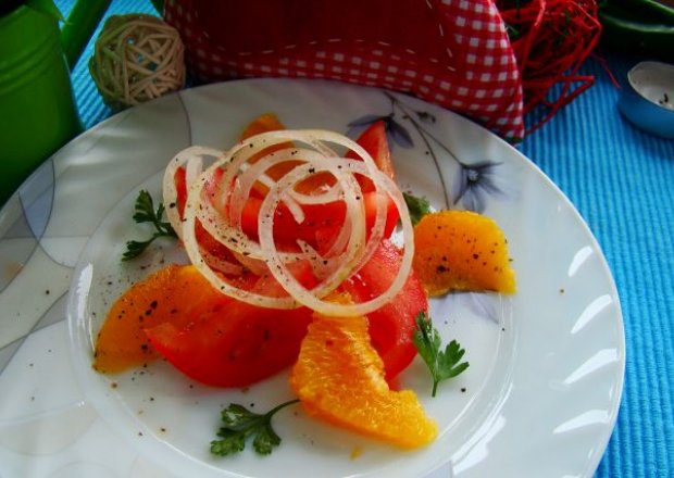 Fotografia przedstawiająca Dobra sałatka z sosem winegret z sokiem  z pomarańczy