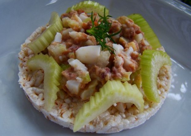 Fotografia przedstawiająca Dobra zdrowa pasta z selera i tuńczyka