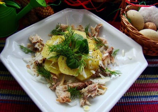 Fotografia przedstawiająca Dobra zdrowa sałatka z ziemniaków i wędzonej makreli