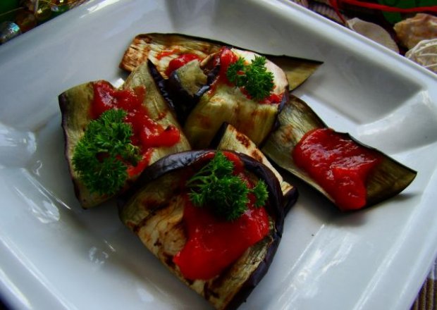 Fotografia przedstawiająca Dobry grillowany bakłażan podany z sosem pomidorowym
