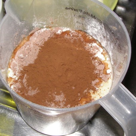Krok 6 - domowa karpatka z ciepłymi lodami w kremie kakaowym z dżemem z ciemnych winogron... foto