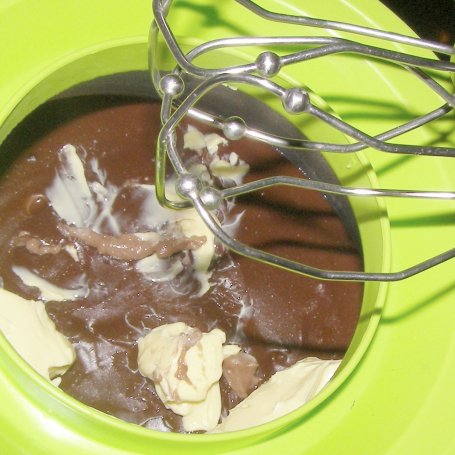 Krok 7 - domowa karpatka z ciepłymi lodami w kremie kakaowym z dżemem z ciemnych winogron... foto