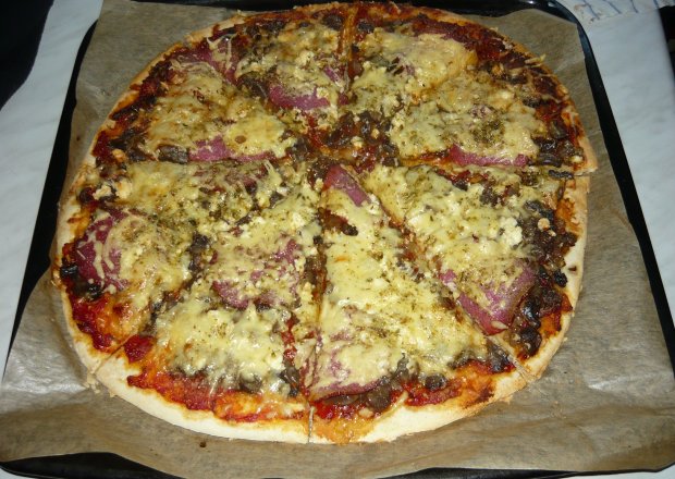 Fotografia przedstawiająca Domowa pizza na chrupiącym spodzie