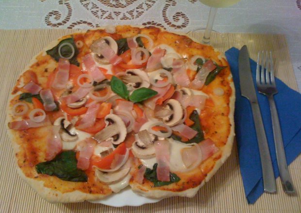 Fotografia przedstawiająca Domowa pizza na cienkim cieście z bekonem