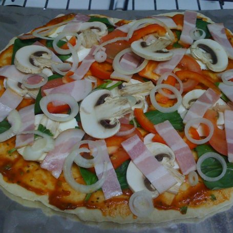 Krok 5 - Domowa pizza na cienkim cieście z bekonem foto