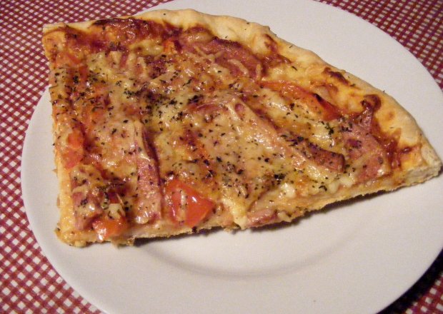 Fotografia przedstawiająca Domowa pizza na cienkim spodzie