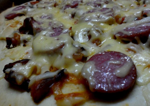 Fotografia przedstawiająca Domowa pizza na grubym cieście