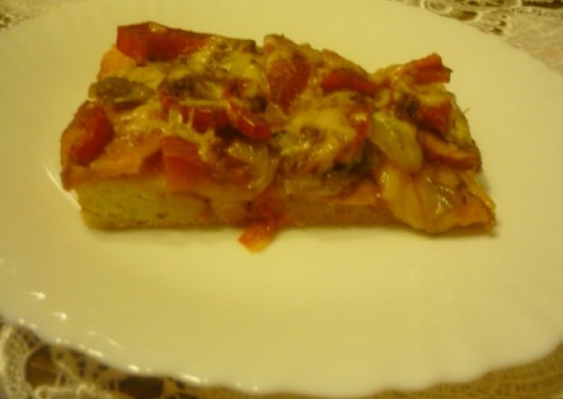 Fotografia przedstawiająca domowa pizza soczysta