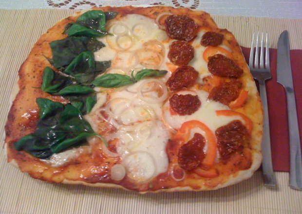 Fotografia przedstawiająca Domowa pizza Tri colore