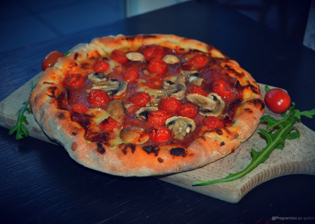 Fotografia przedstawiająca Domowa pizza włoska