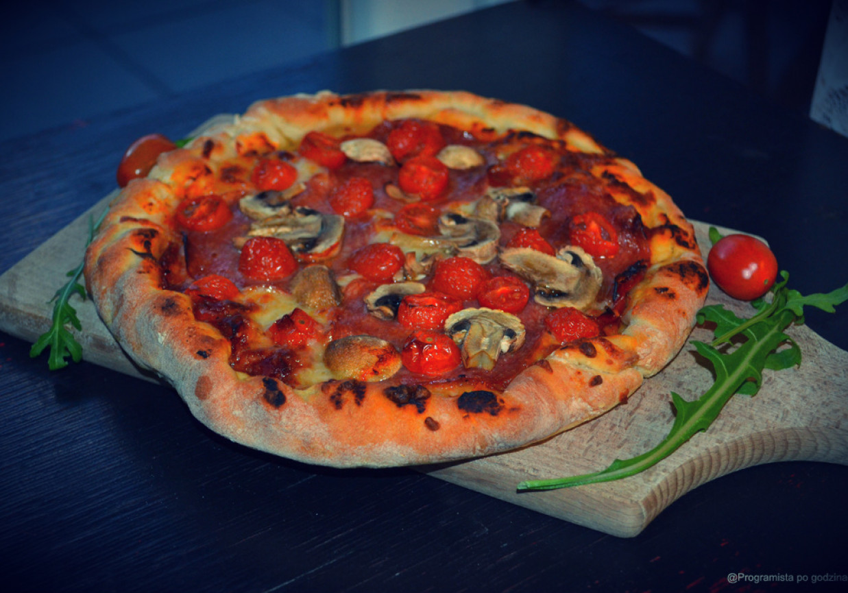 Domowa pizza włoska foto