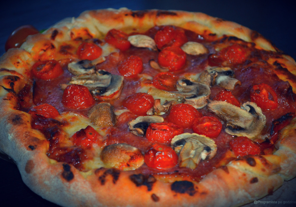 Domowa pizza włoska foto