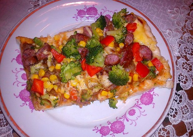 Fotografia przedstawiająca Domowa pizza z brokułem