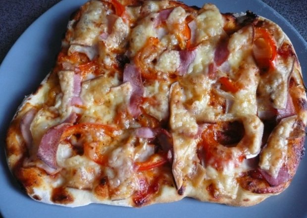 Fotografia przedstawiająca Domowa pizza z dwoma rodzajami szynki