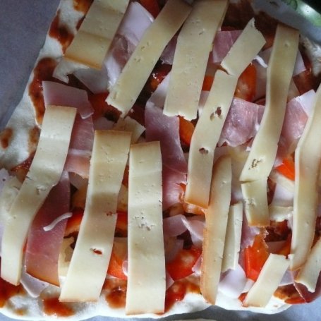 Krok 2 - Domowa pizza z dwoma rodzajami szynki foto