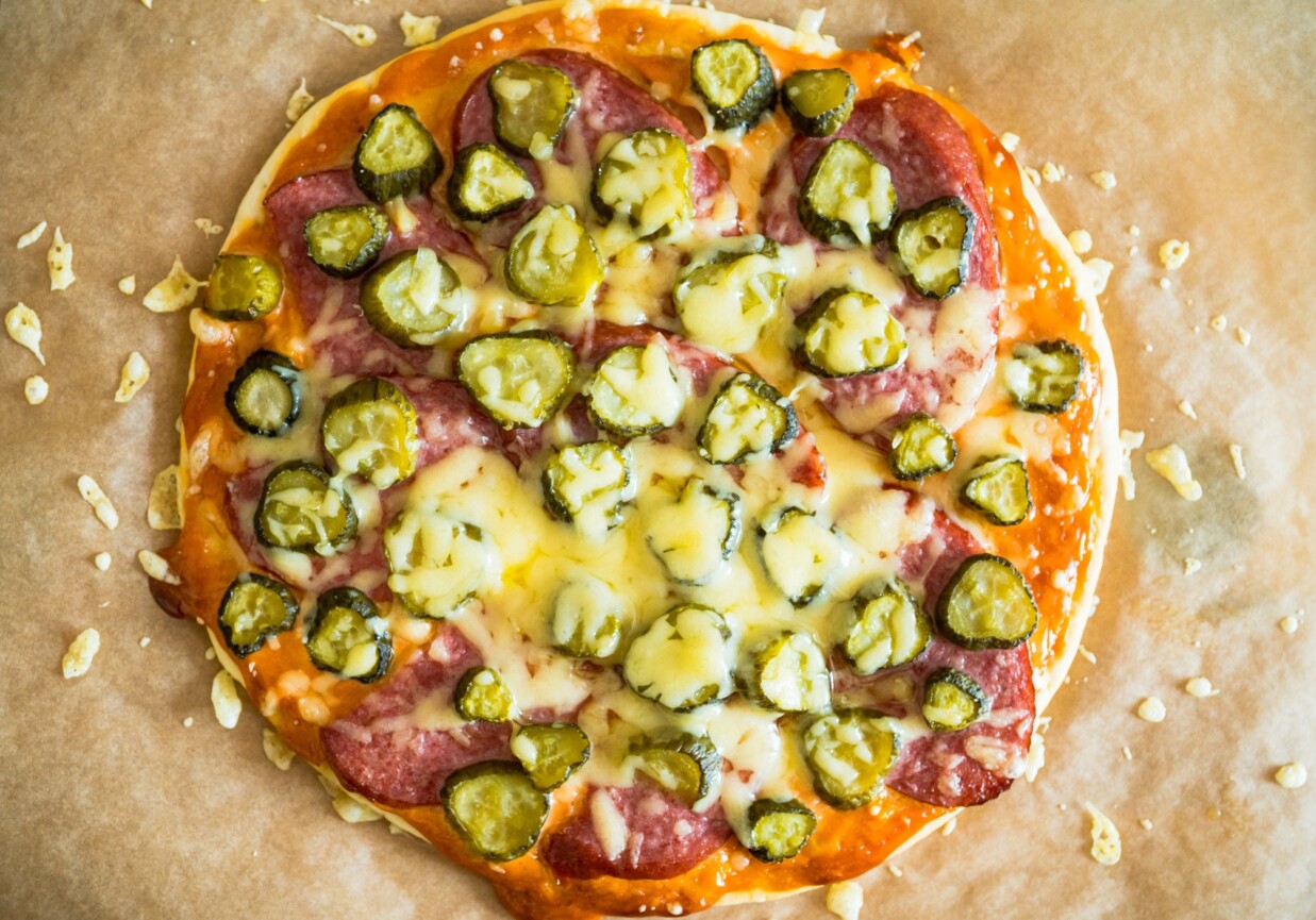 Domowa pizza z kiełbasą śląską i ogórkiem kiszonym foto