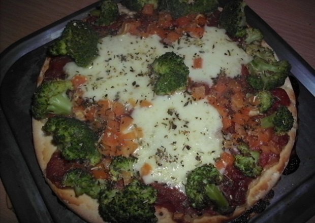 Fotografia przedstawiająca Domowa pizza z mozzarellą i brokułem