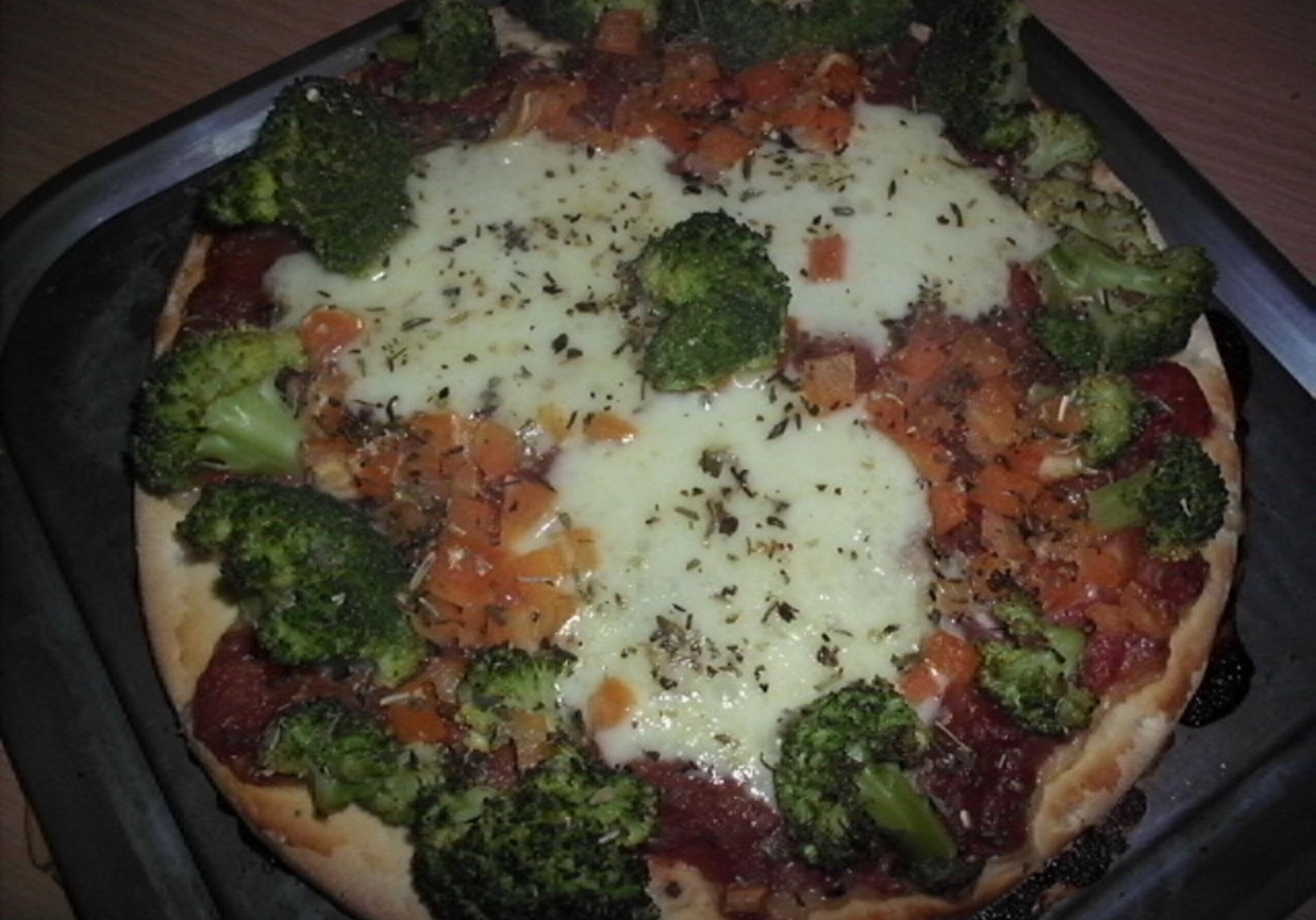 Domowa pizza z mozzarellą i brokułem foto