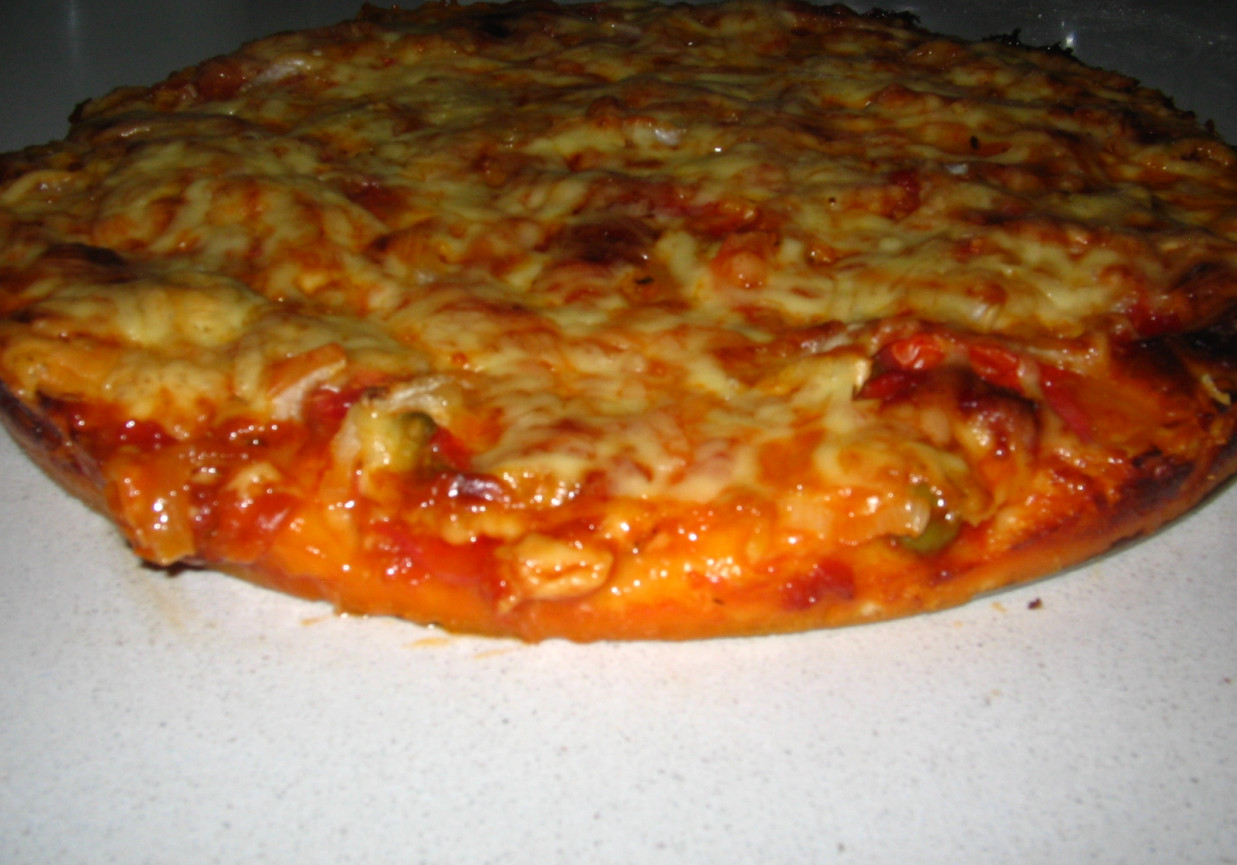 Domowa pizza z pomidorami i czarnymi oliwkami foto