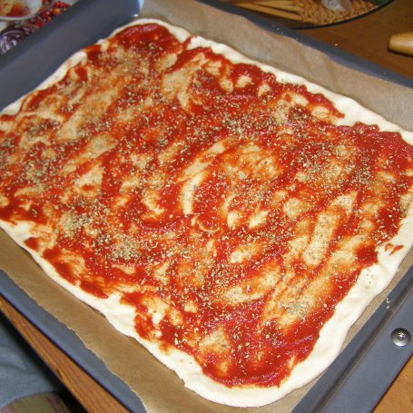 Krok 2 - domowa pizza z roszponką i szynką serrano... foto