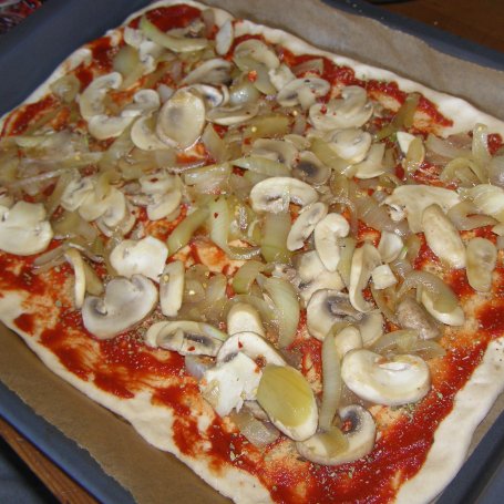 Krok 3 - domowa pizza z roszponką i szynką serrano... foto