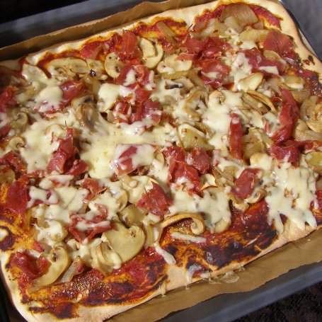 Krok 4 - domowa pizza z roszponką i szynką serrano... foto