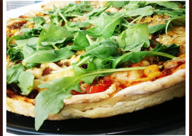 Fotografia przedstawiająca Domowa pizza z rukolą