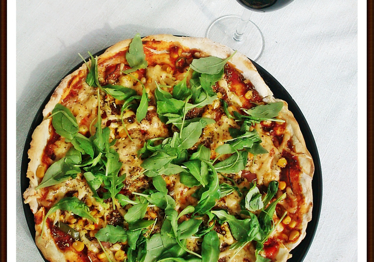 Domowa pizza z rukolą foto