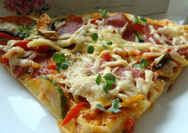 Fotografia przedstawiająca Domowa pizza z salami i cukinią