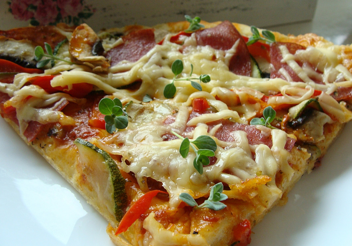 Domowa pizza z salami i cukinią foto