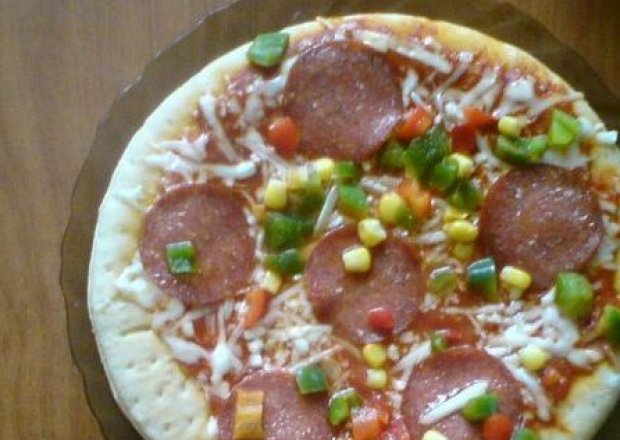 Fotografia przedstawiająca Domowa pizza z salami