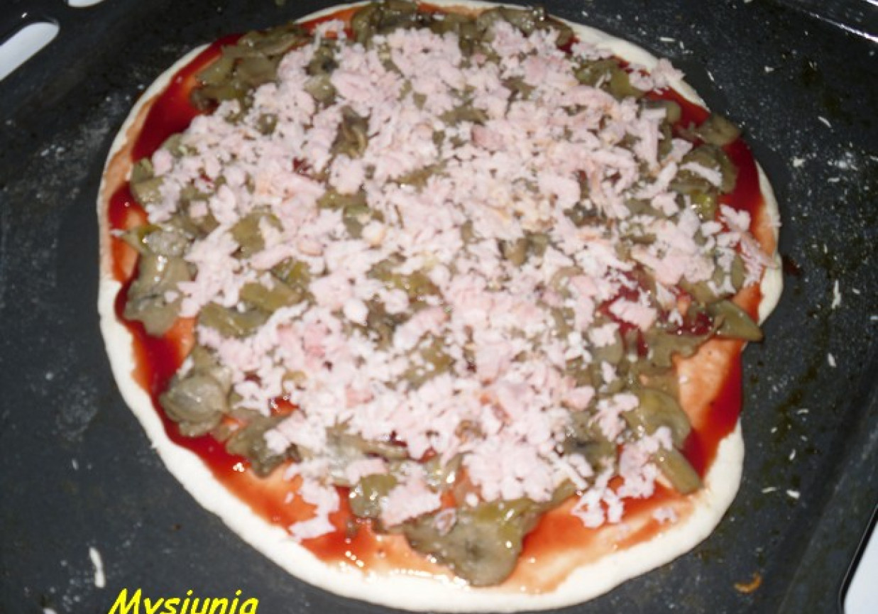 Domowa pizza z tartą szynką foto